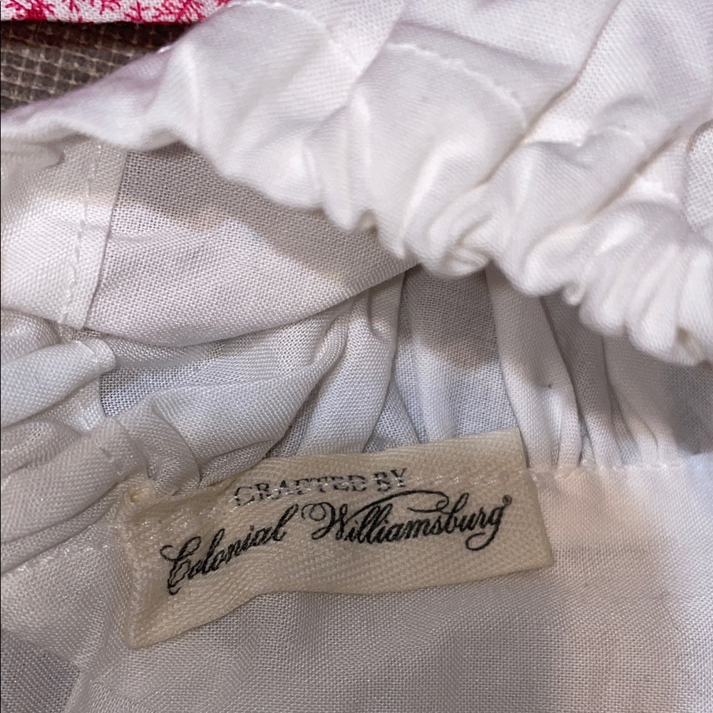 Colonial Williamsburg Doll Dress with White Bonnet - Picture 4 of 4